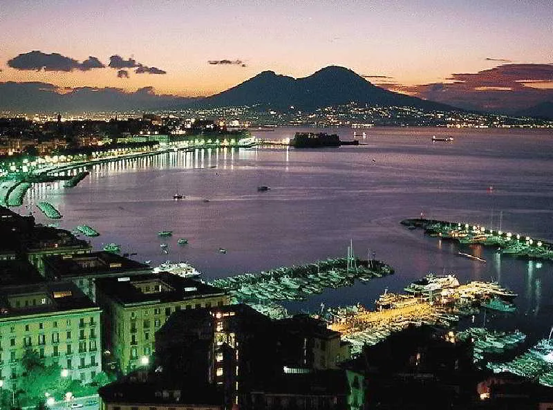 Ideal City Walk Naples 3*,